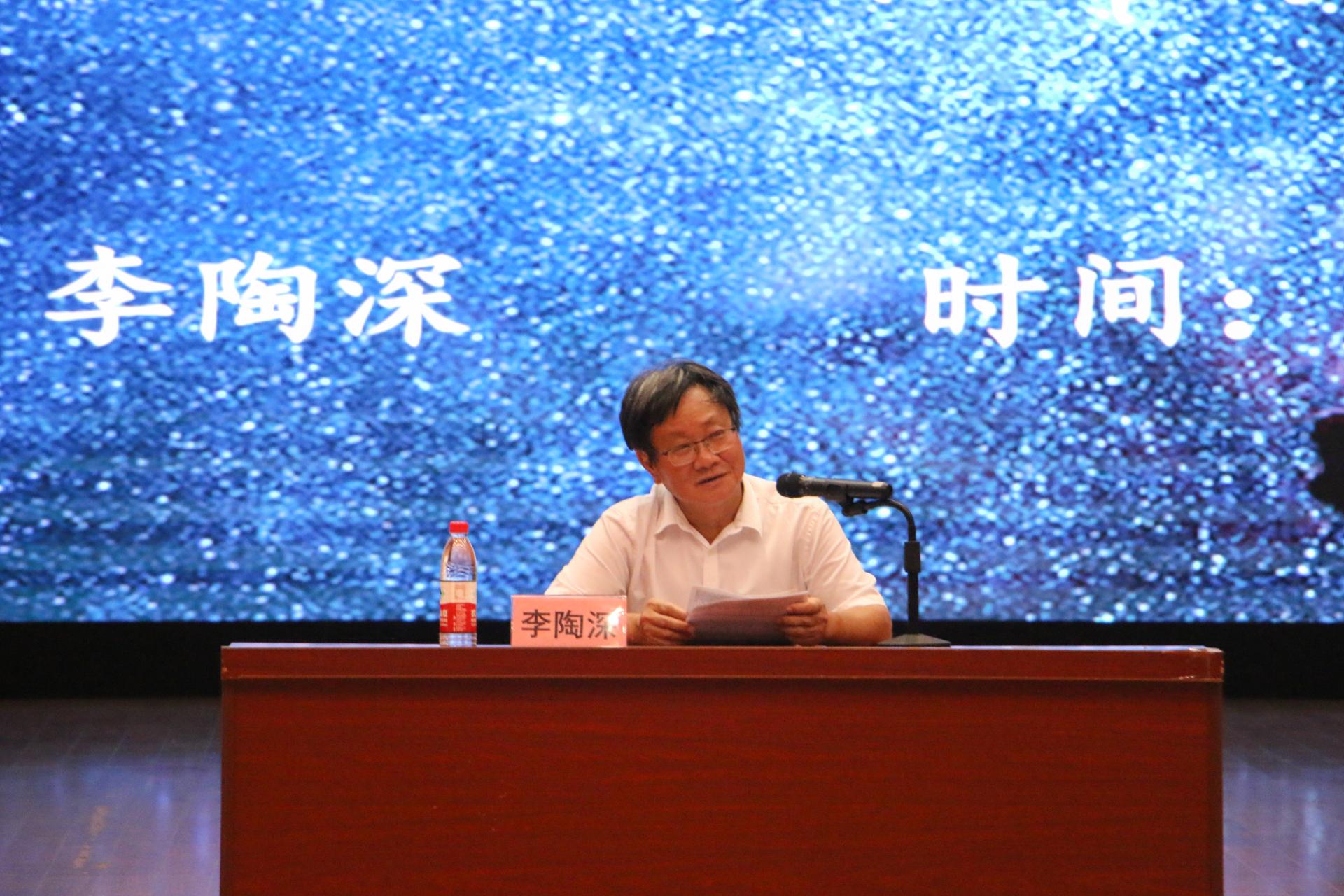 南宁学院副校长兼信息工程学院院长李陶深与新生恳谈